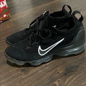 Nike Women's Black and Gray Athletic Shoes